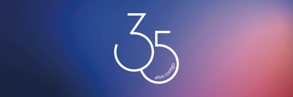 Diseño conmemorativo del 35 aniversario con el texto "35 años contigo" sobre un fondo degradado en tonos azules y rosas.